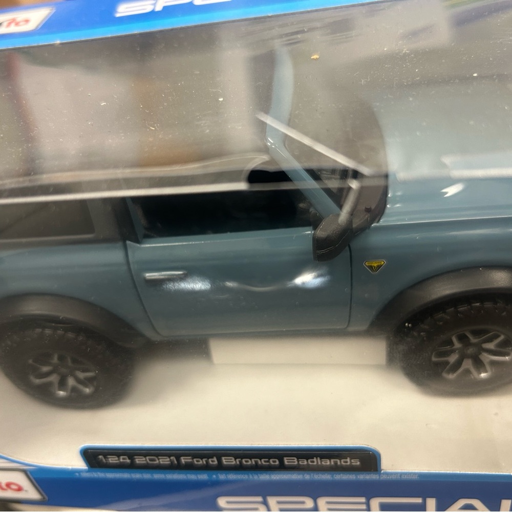 Maisto 1:24 Special Edition 2021 Ford Bronco Badlands 2 dr. Blue - Picture 6 of 7